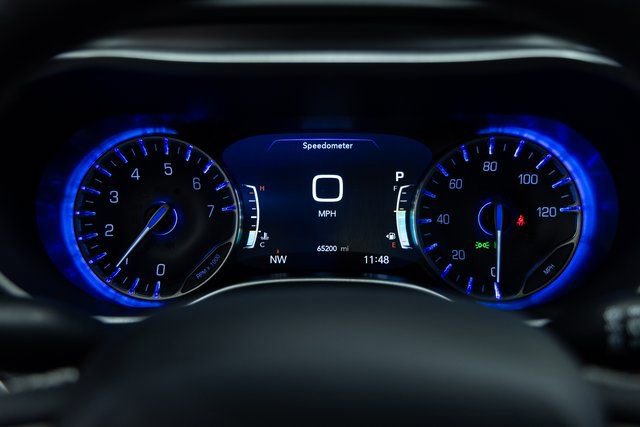 Used 2024 Chrysler Pacifica Touring-L image 2