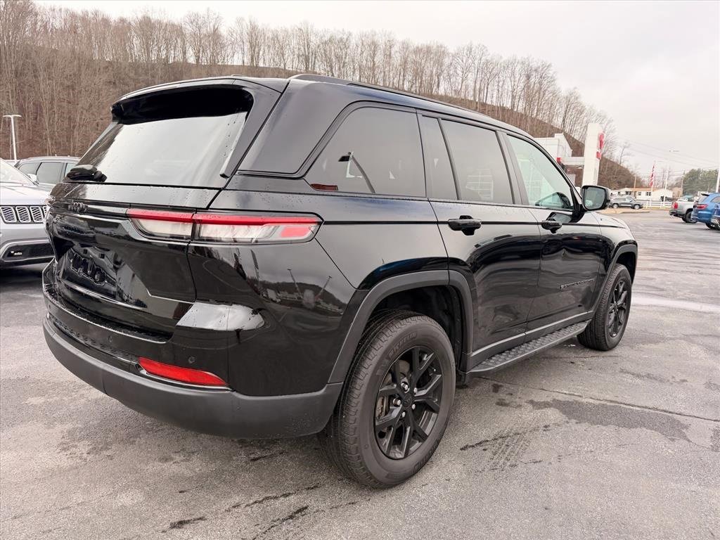 Used 2024 Jeep Grand Cherokee Altitude image 4