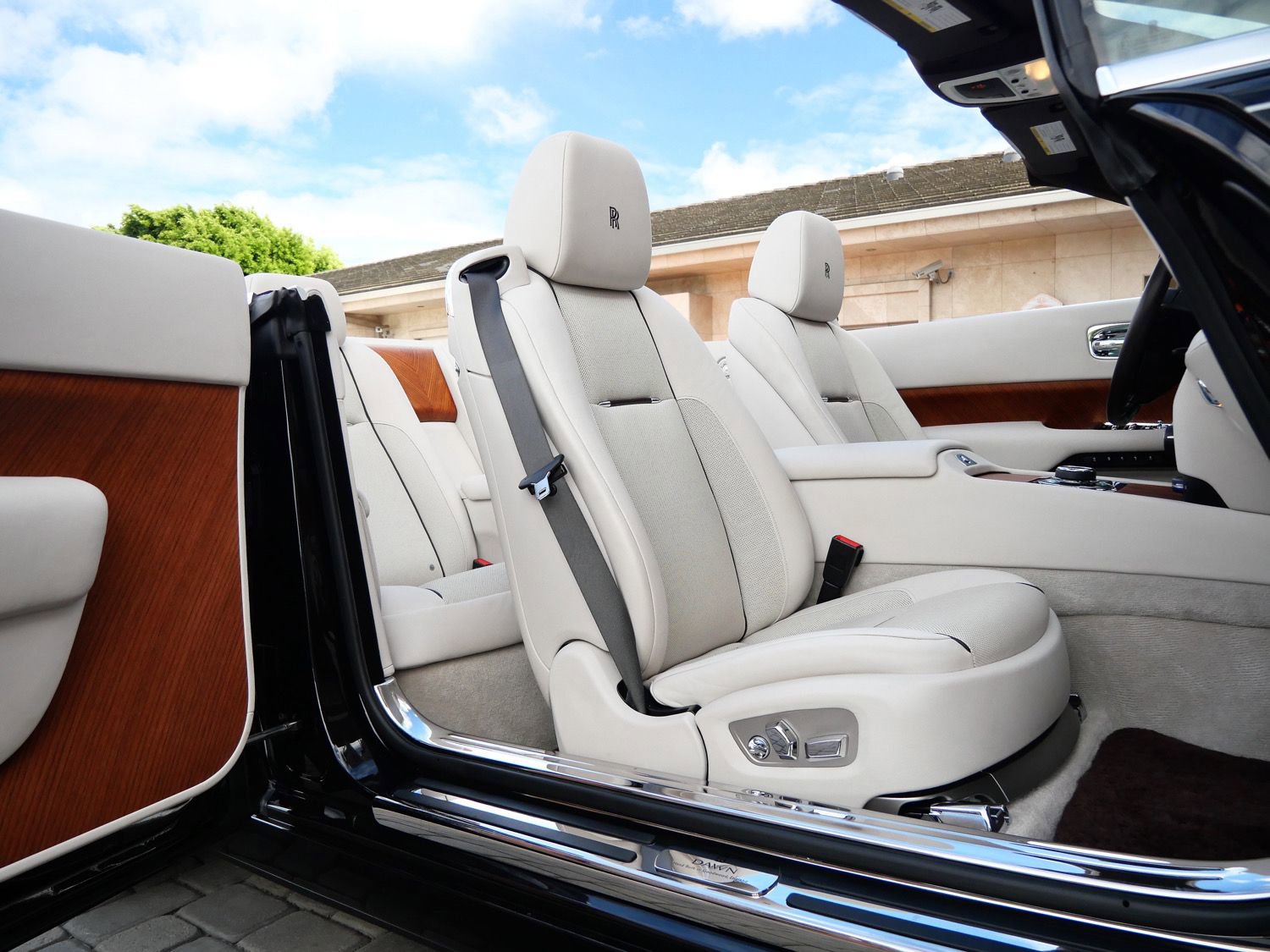 Used 2017 Rolls-Royce Dawn RWD image 34