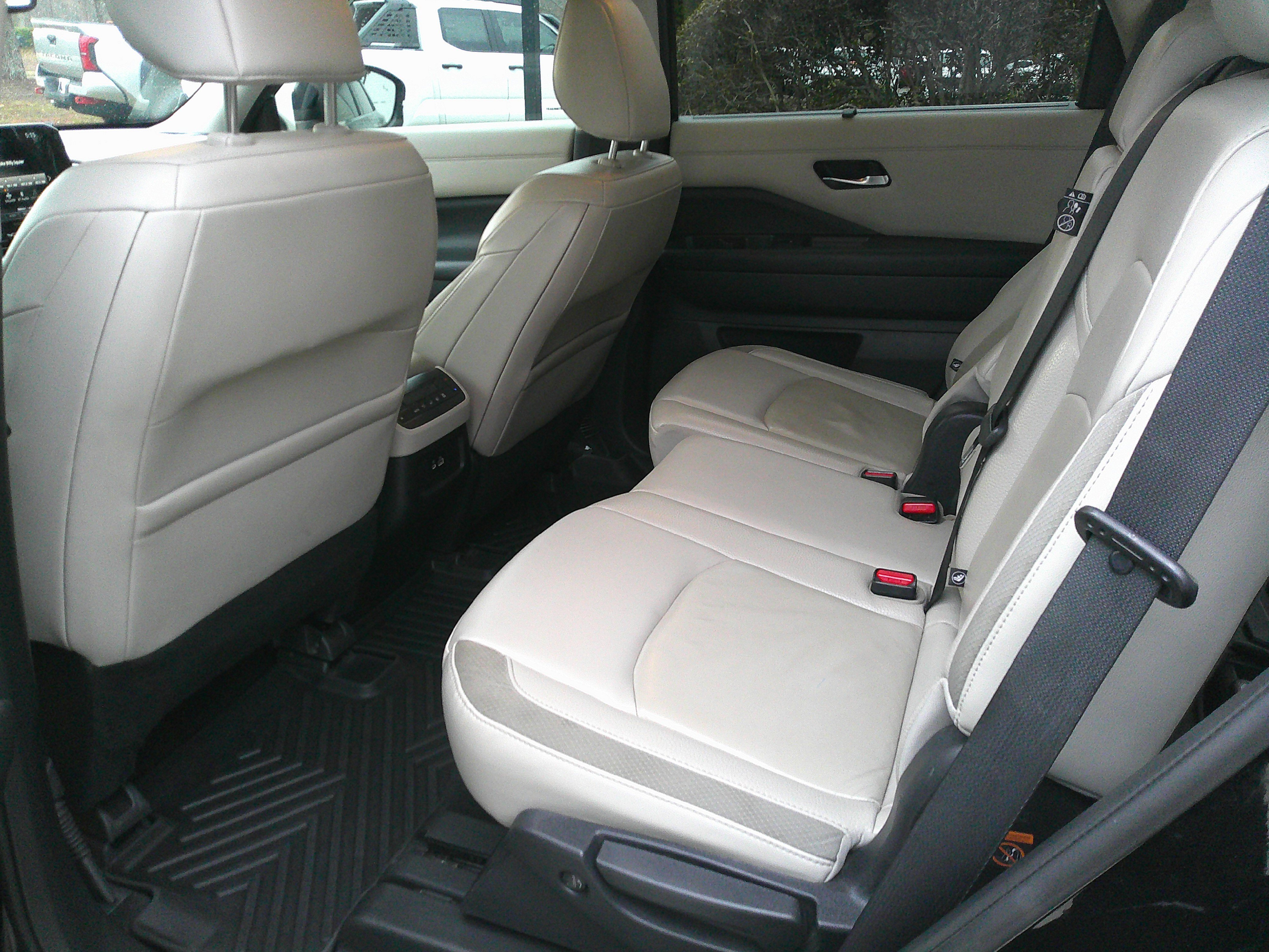 Used 2022 Nissan Pathfinder SL w/ SL Black Package image 43