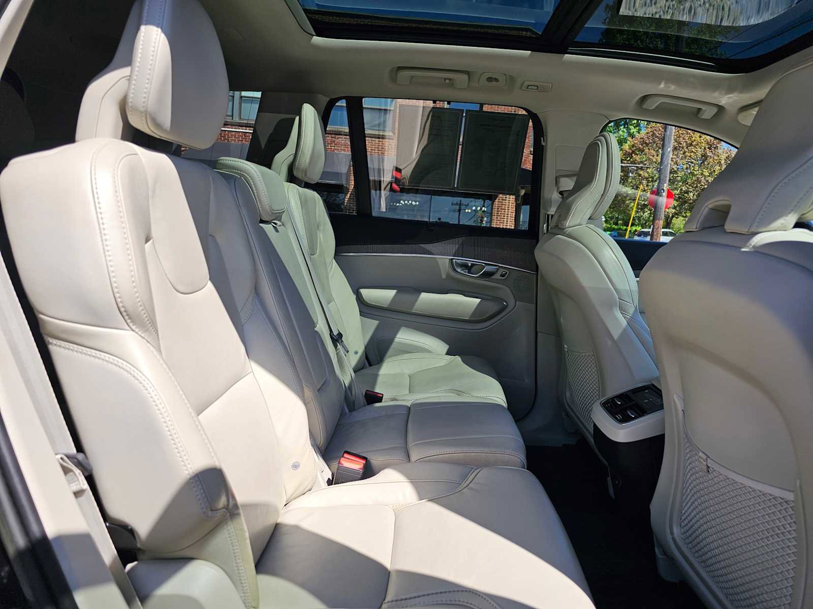 Used 2023 Volvo XC90 B6 Ultimate w/ Protection Package Premier AWD/4WD image 14