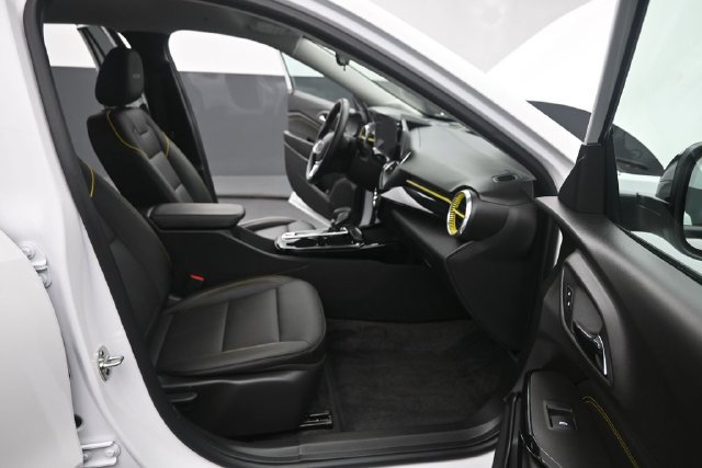 Used 2025 Chevrolet Trax ACTIV FWD image 18