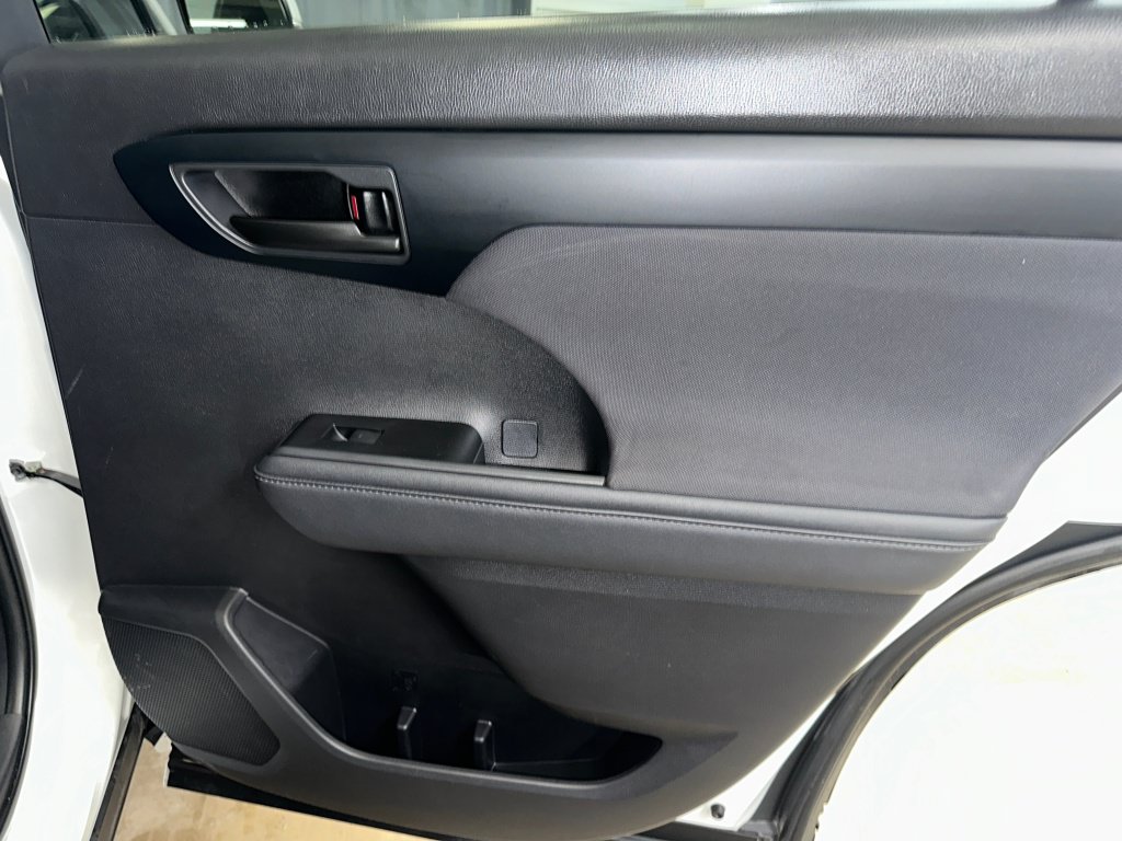 Used 2023 Toyota Highlander L FWD image 25