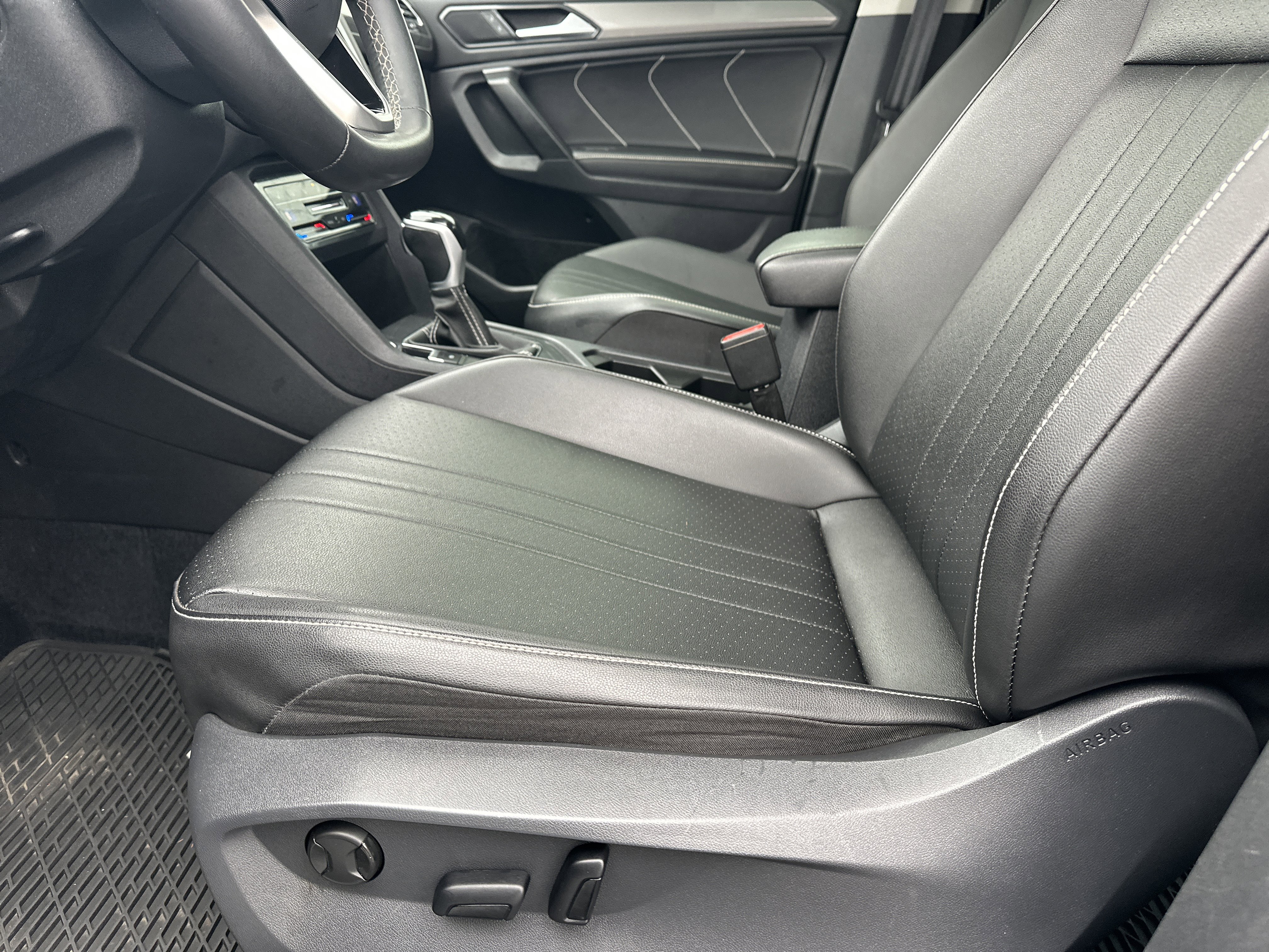 Used 2022 Volkswagen Tiguan SE image 10