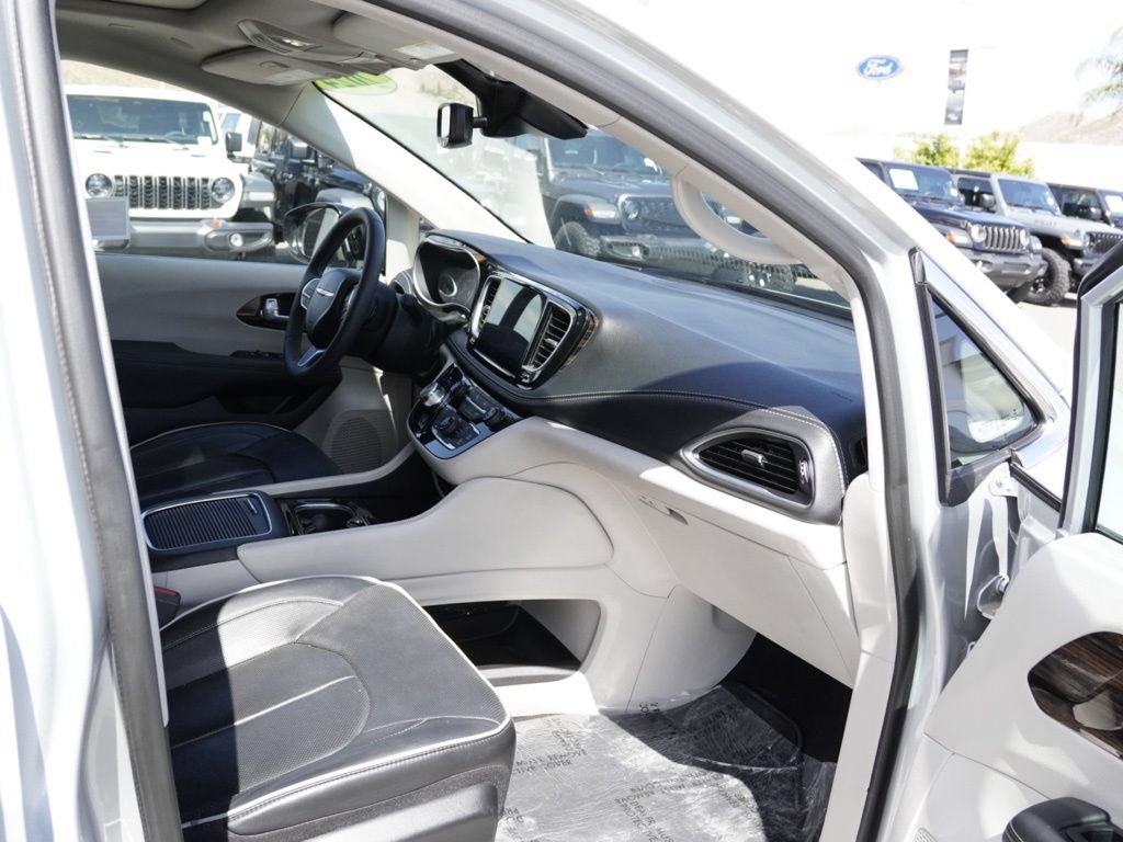 Used 2024 Chrysler Pacifica Limited FWD image 24