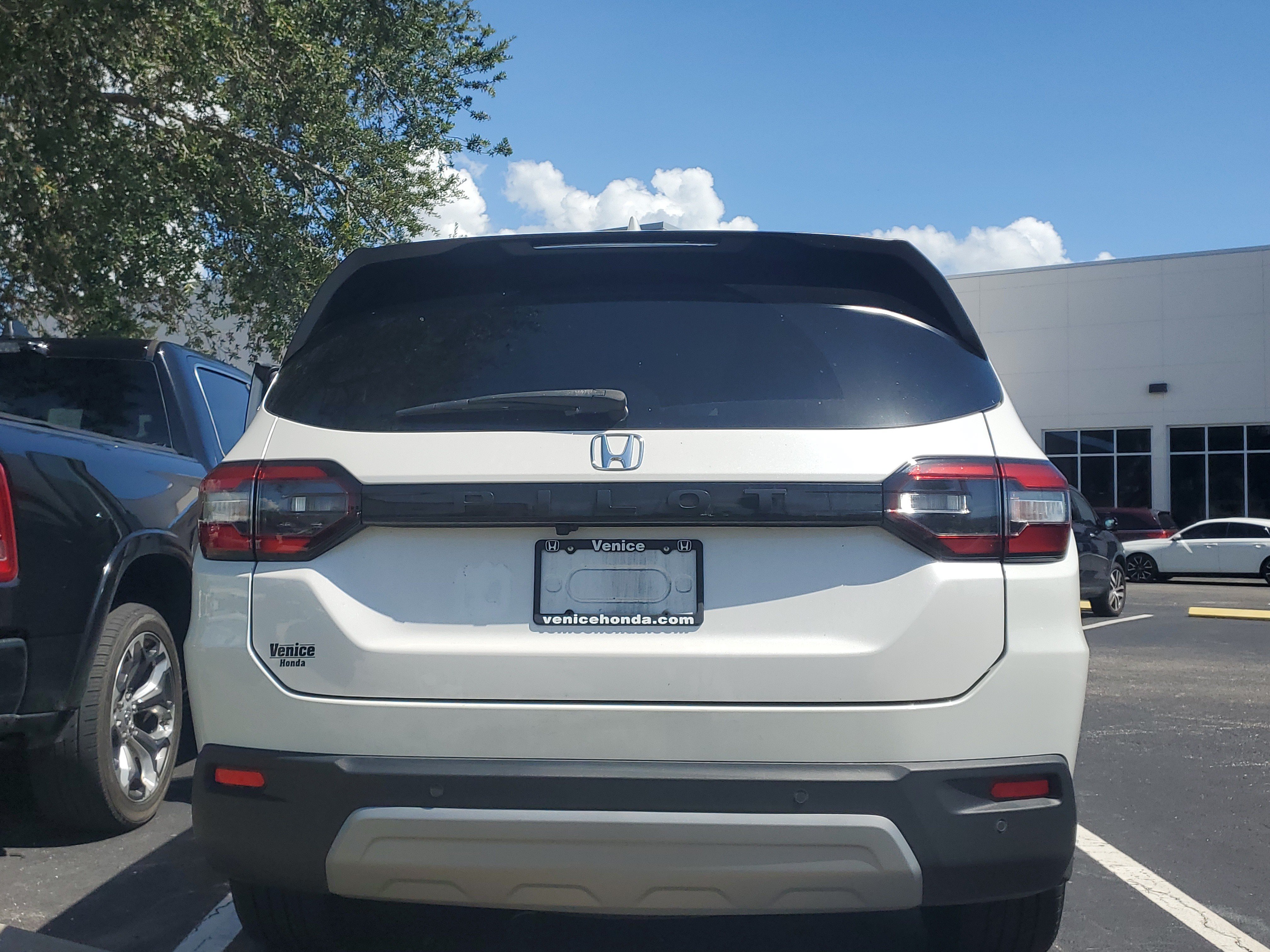 Used 2025 Honda Pilot EX-L image 6