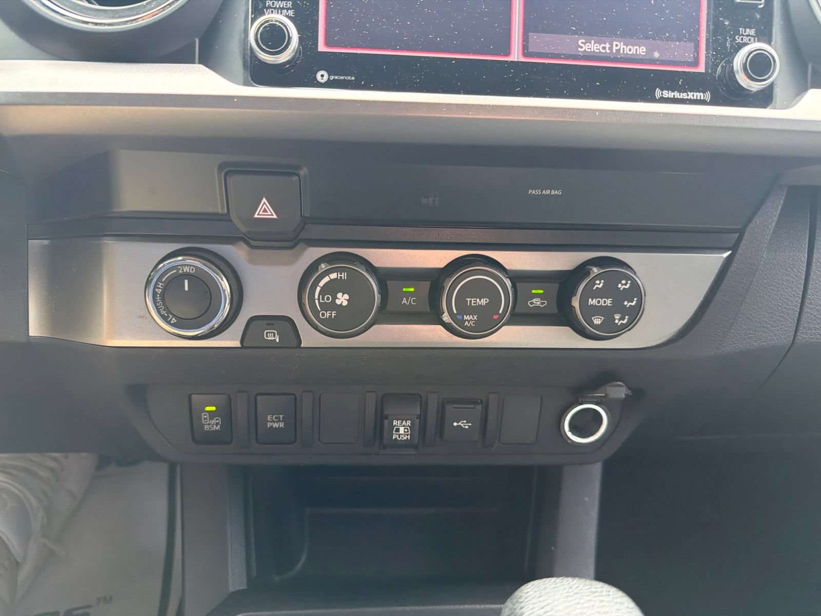 Used 2020 Toyota Tacoma SR5 w/ Technology Package AWD/4WD image 15