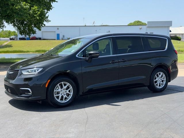 Used 2023 Chrysler Pacifica Touring-L FWD image 3