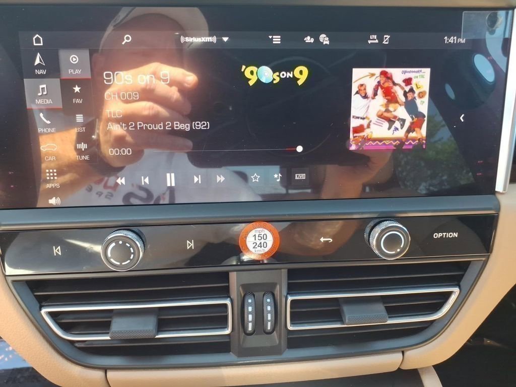 Used 2025 Porsche Macan AWD/4WD image 23