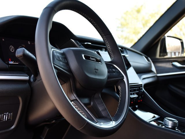 Used 2025 Jeep Grand Cherokee Limited w/ Black Appearance Package image 10