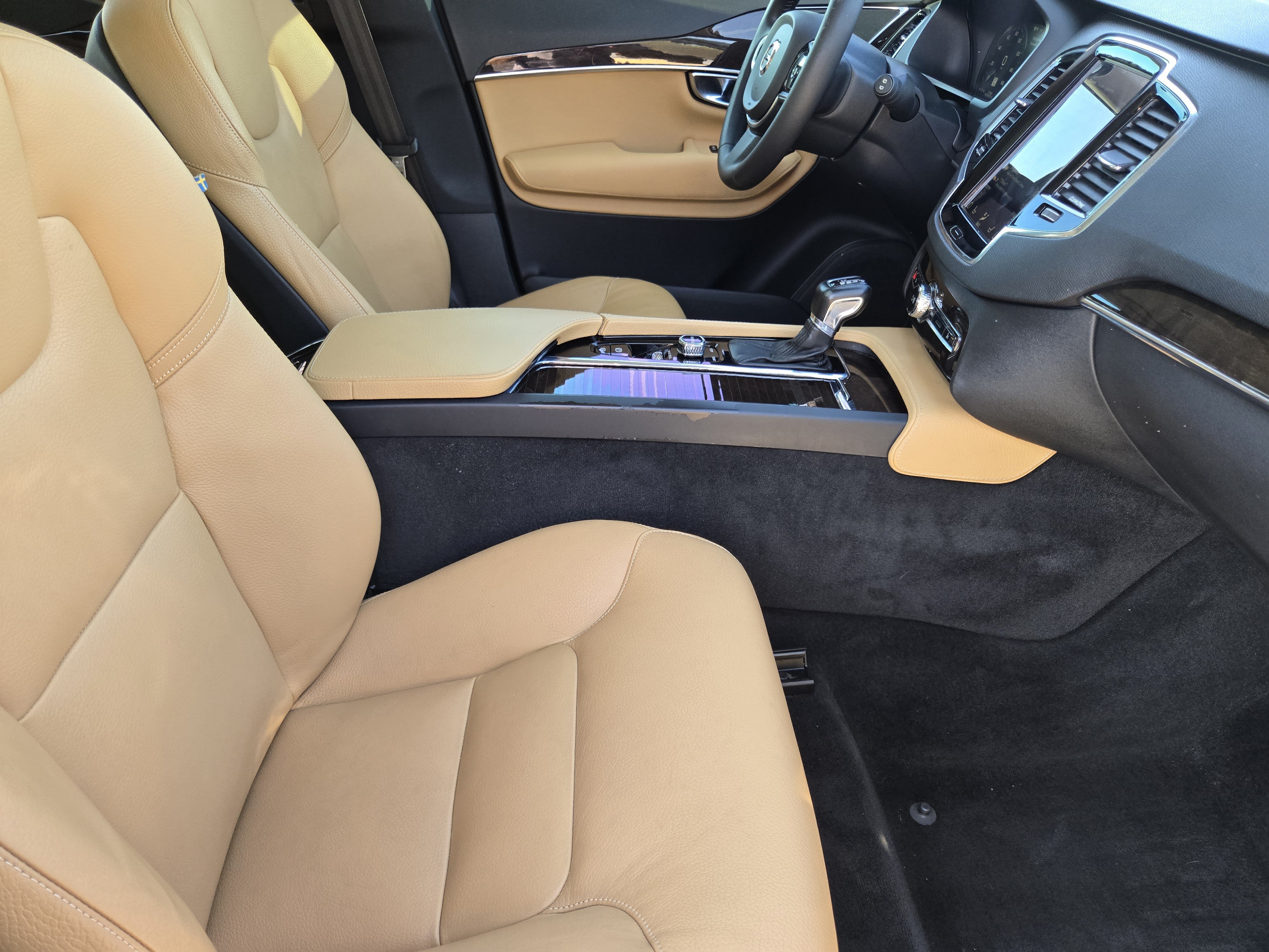 Used 2016 Volvo XC90 T6 Momentum w/ Momentum Plus Package AWD/4WD image 10