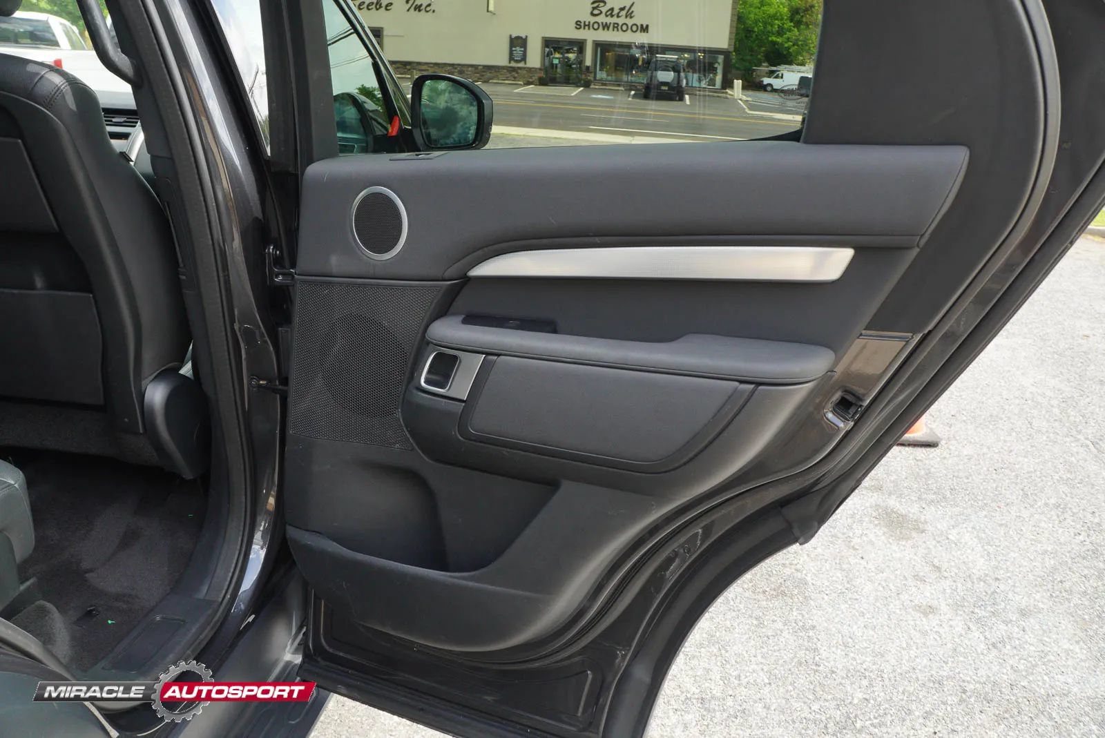 Used 2020 Land Rover Discovery Landmark AWD/4WD image 37
