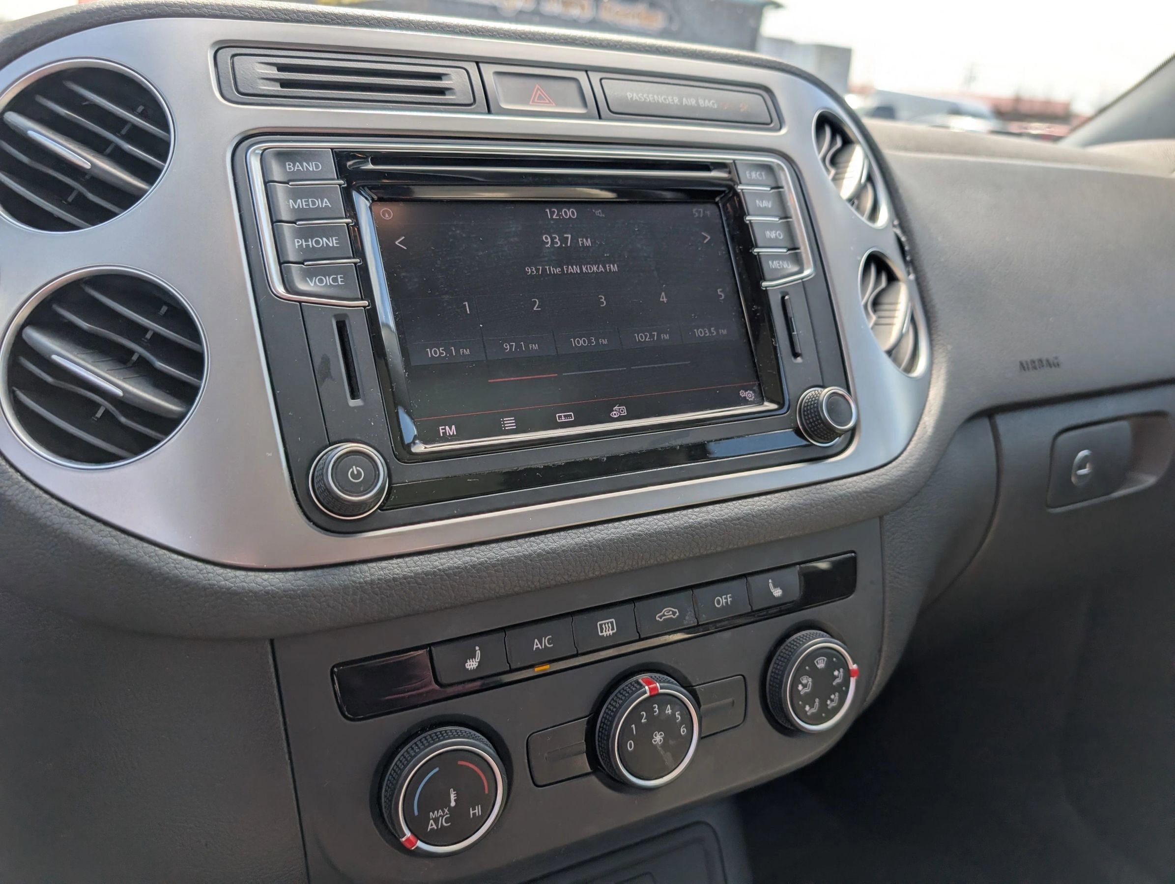 Used 2016 Volkswagen Tiguan SE image 18