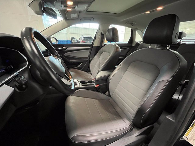 Used 2025 Volkswagen Jetta SE FWD image 21