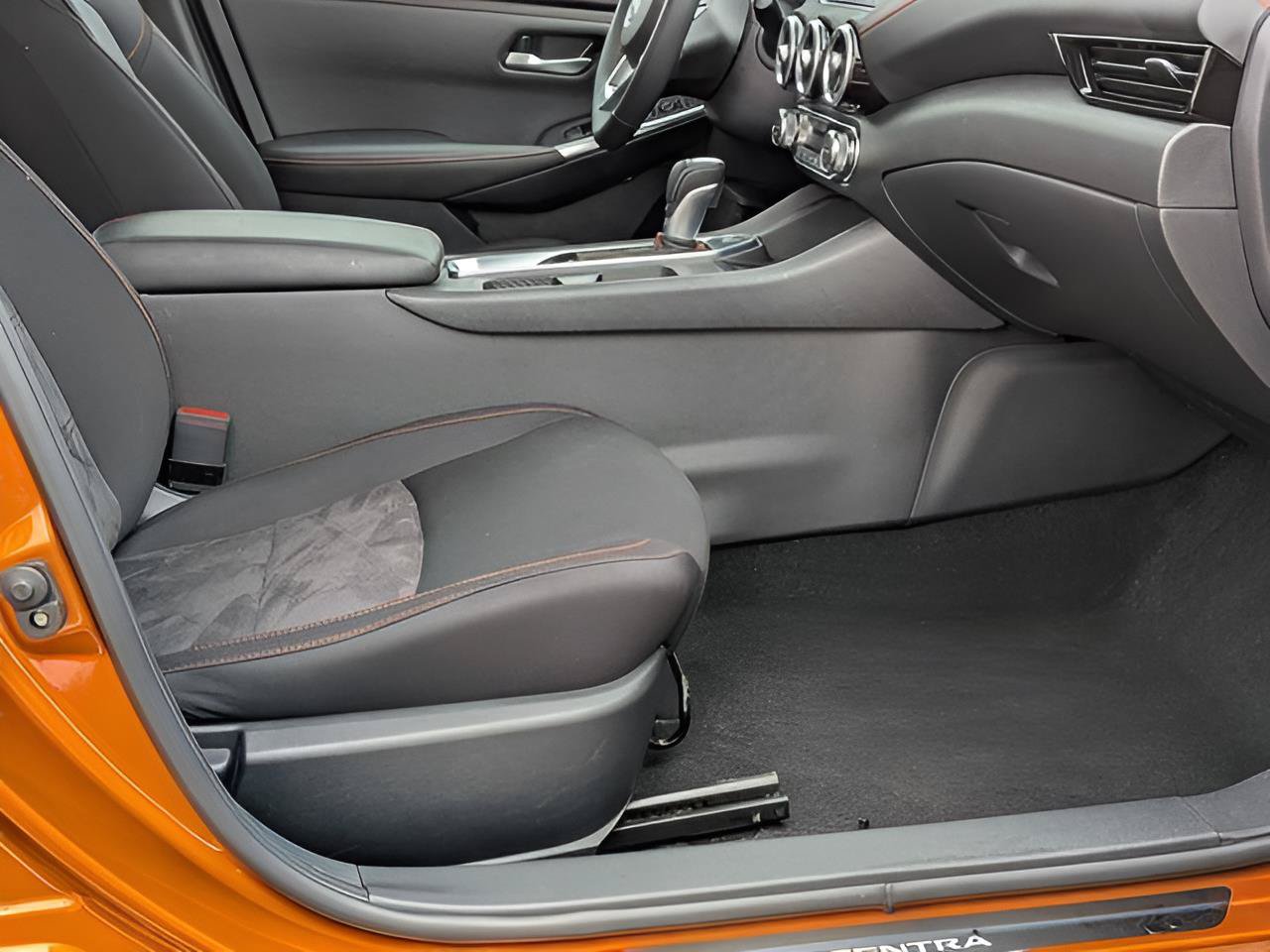Certified 2025 Nissan Sentra SR FWD image 25
