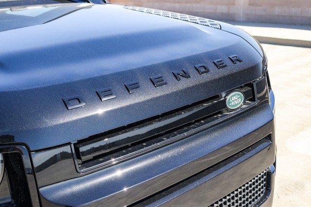 Certified 2025 Land Rover Defender 90 X-Dynamic SE AWD/4WD image 11