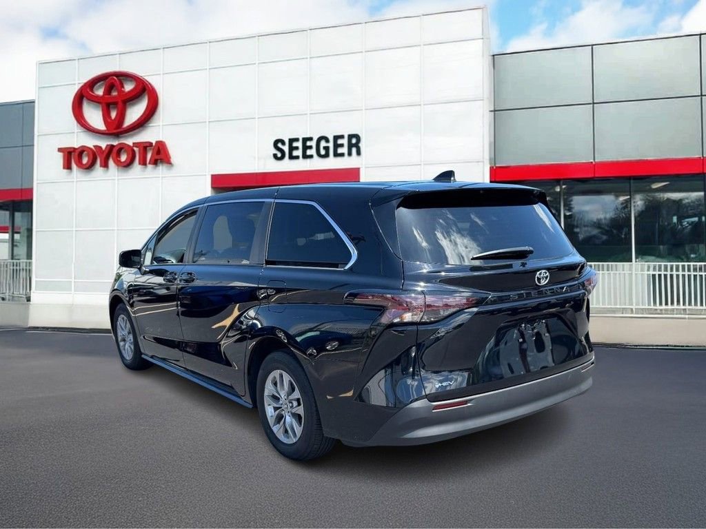 Used 2026 Toyota Sienna LE FWD image 7