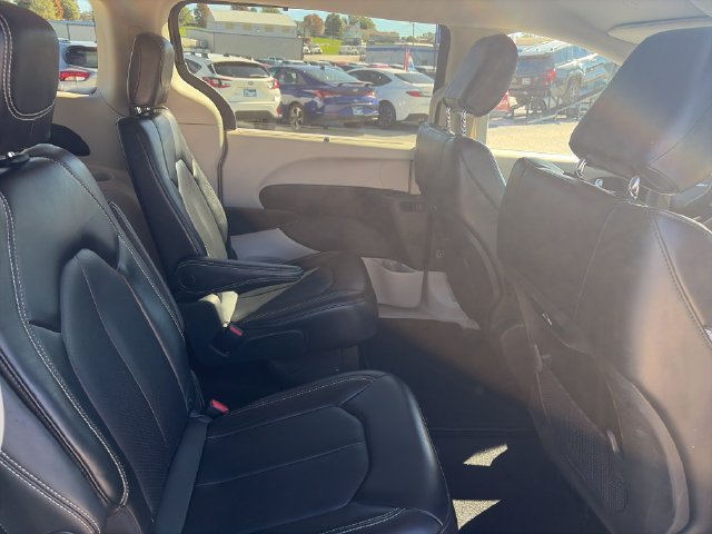 Used 2023 Chrysler Pacifica Touring-L FWD image 30