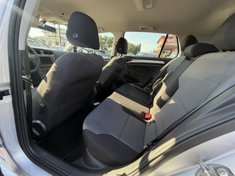 Used 2016 Volkswagen e-Golf SE FWD image 13
