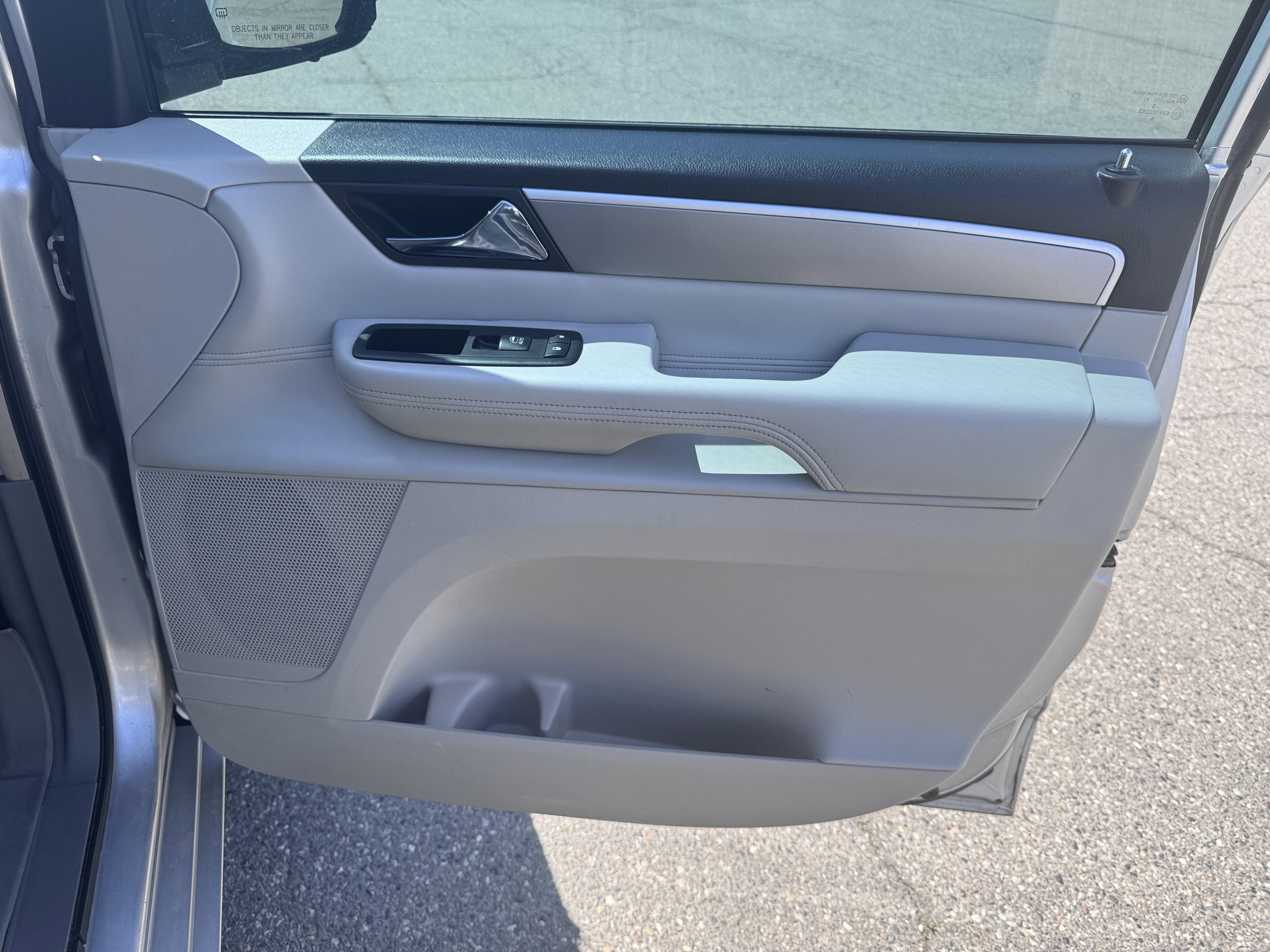 Used 2011 Volkswagen Routan SEL FWD image 43
