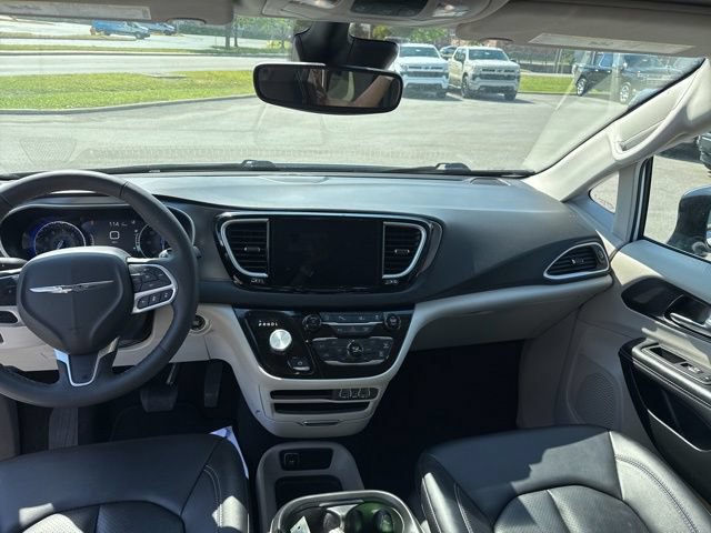 Used 2024 Chrysler Pacifica Touring-L FWD image 25