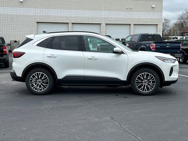 New 2026 Ford Escape SE w/ Class II Trailer Tow Package FWD image 43