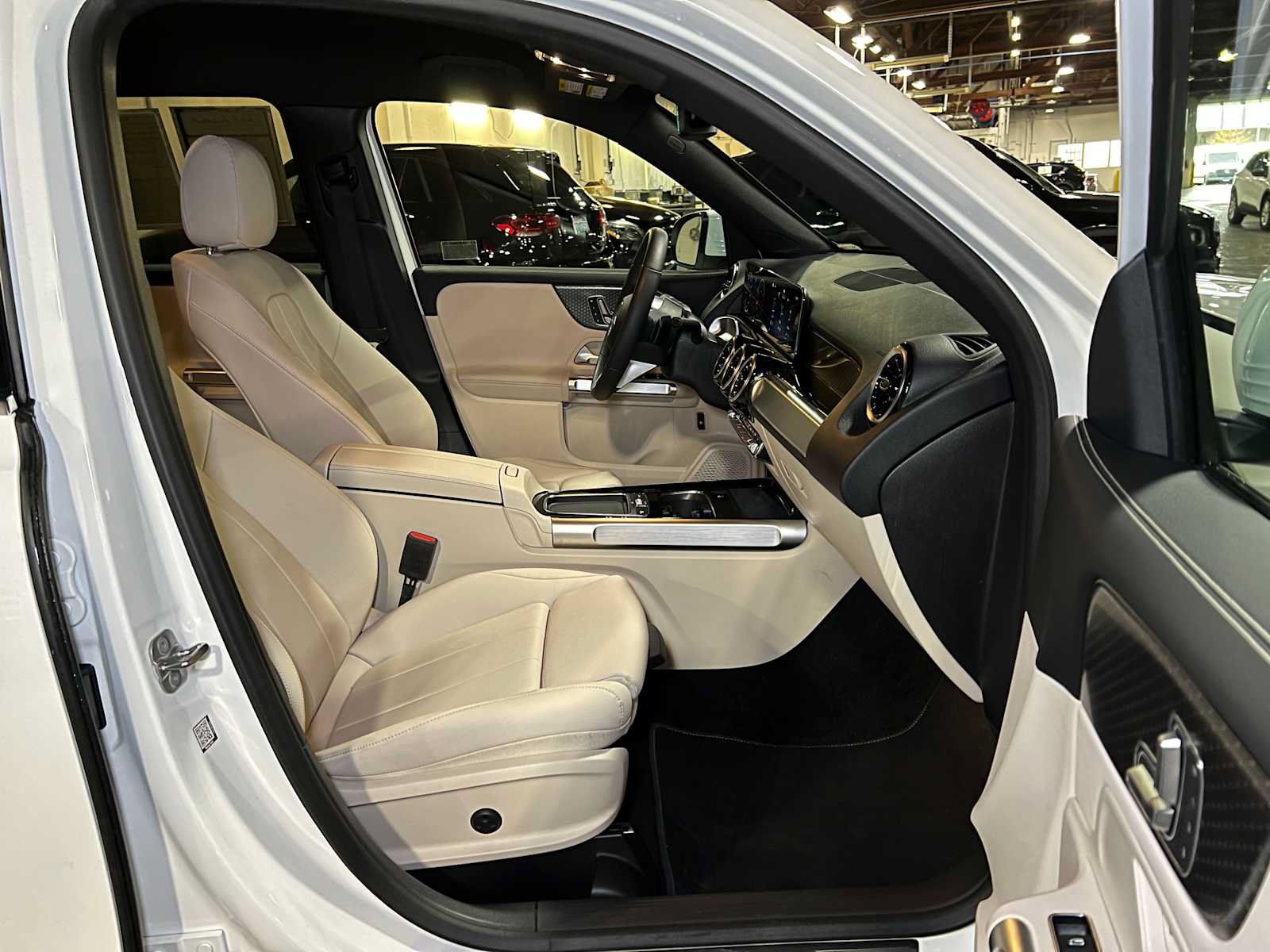Used 2025 Mercedes-Benz GLB 250 4MATIC image 13