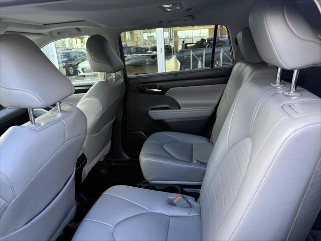 Certified 2021 Toyota Highlander XLE AWD/4WD image 16