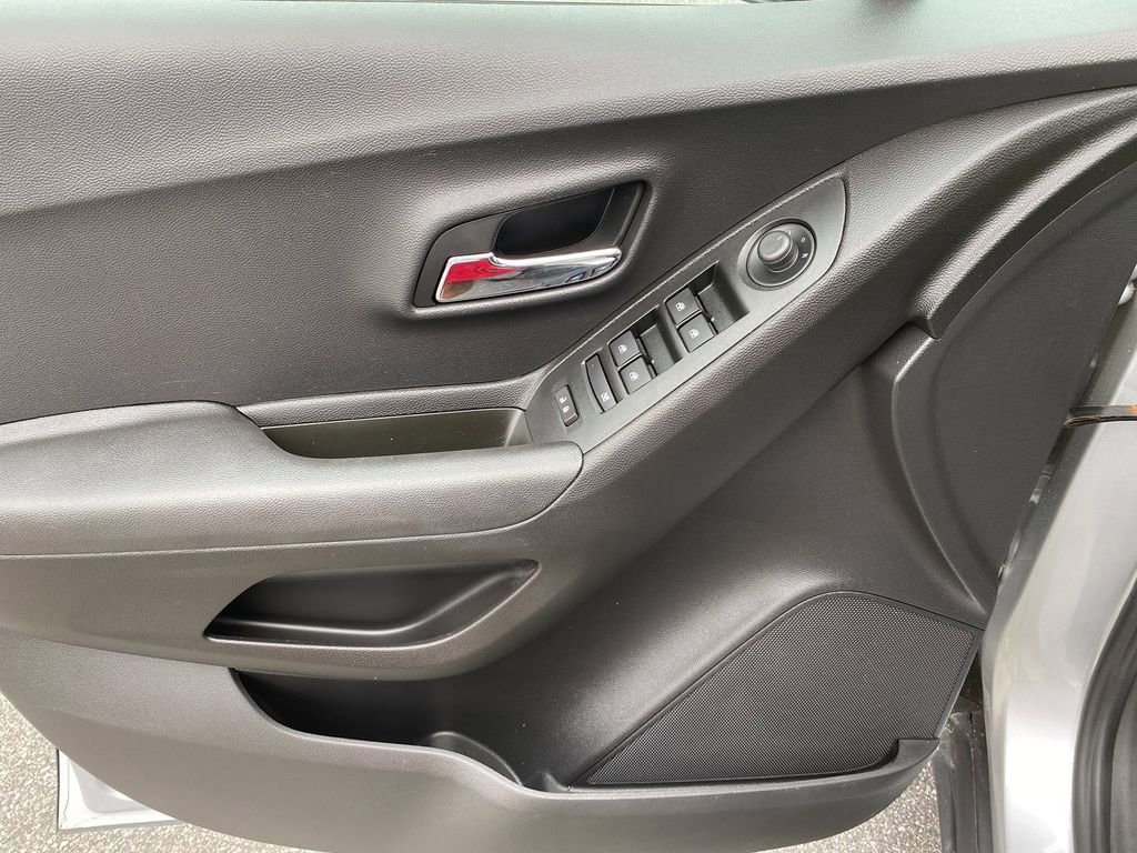 Used 2019 Chevrolet Trax LS image 11