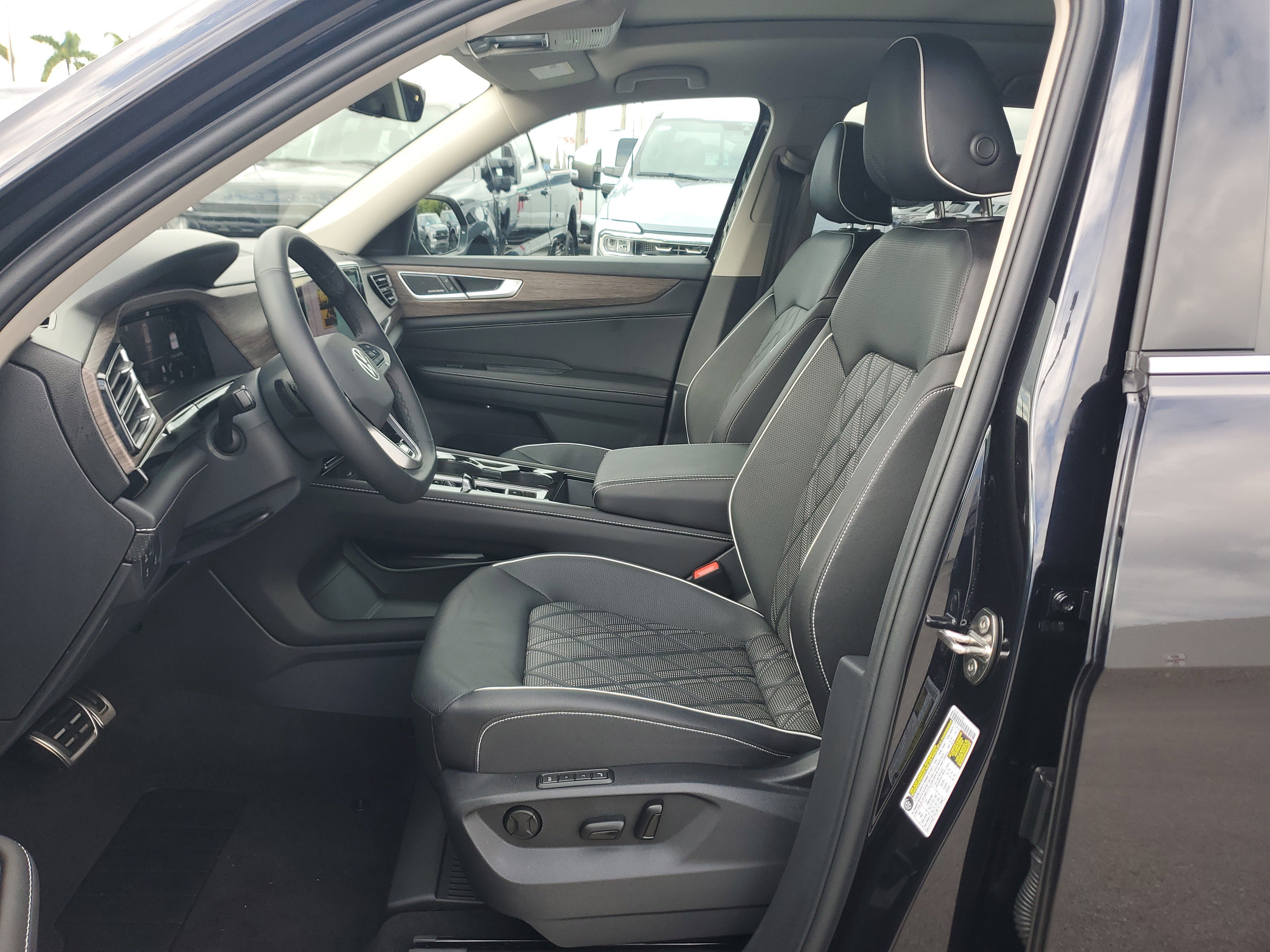 Used 2025 Volkswagen Atlas SEL Premium R-Line image 11