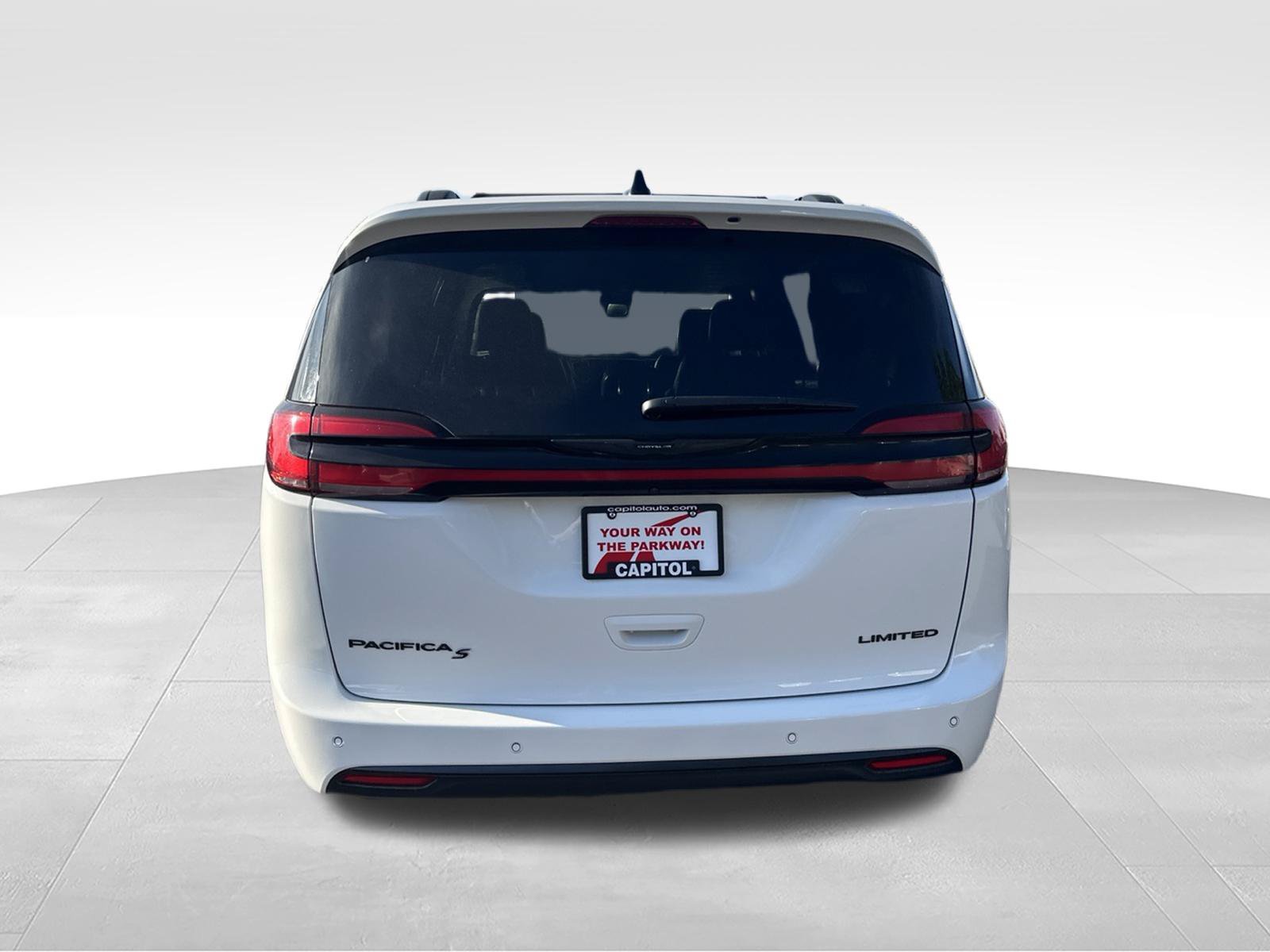 Used 2025 Chrysler Pacifica Limited FWD image 6