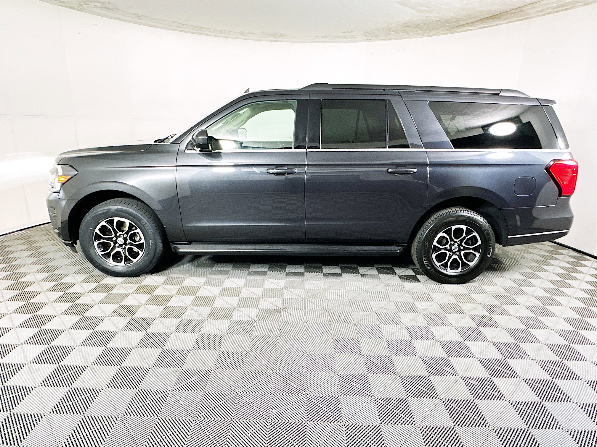 Used 2024 Ford Expedition Max XLT image 6