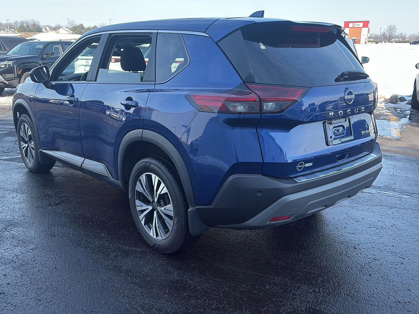 Used 2023 Nissan Rogue SV image 3