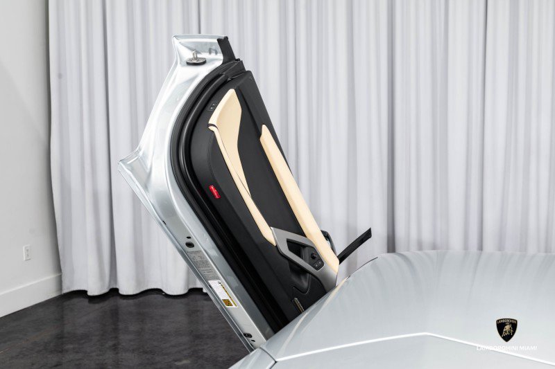 Used 2018 Lamborghini Aventador S image 48