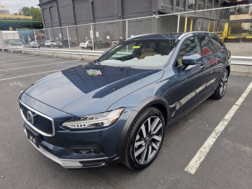 Used 2025 Volvo V90 B6 Cross Country Ultra AWD/4WD image 1