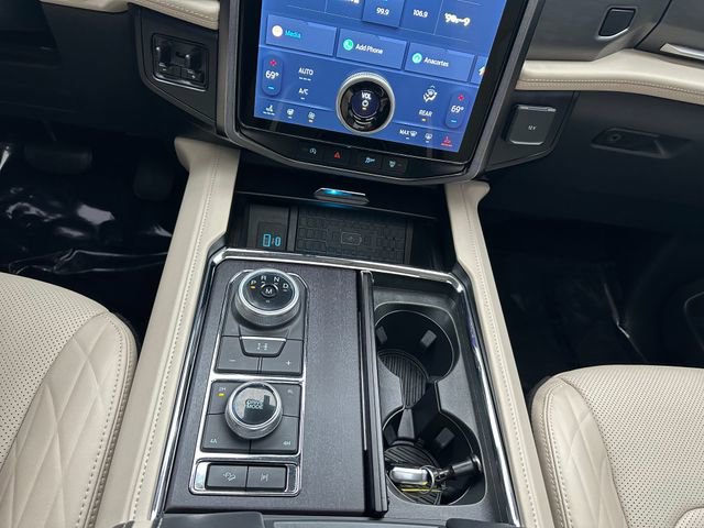 Used 2024 Ford Expedition Platinum image 17