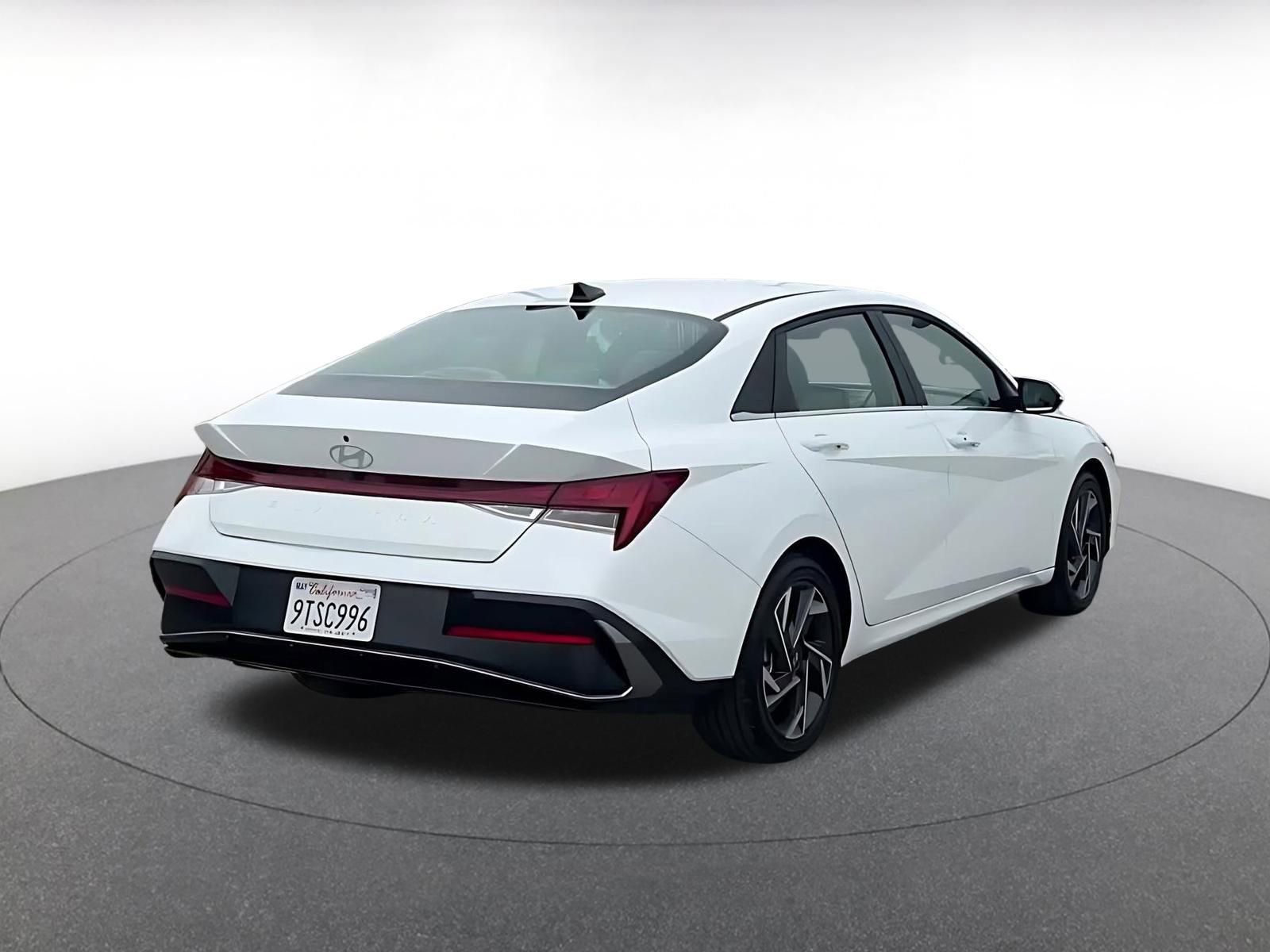 Used 2025 Hyundai Elantra SEL image 12