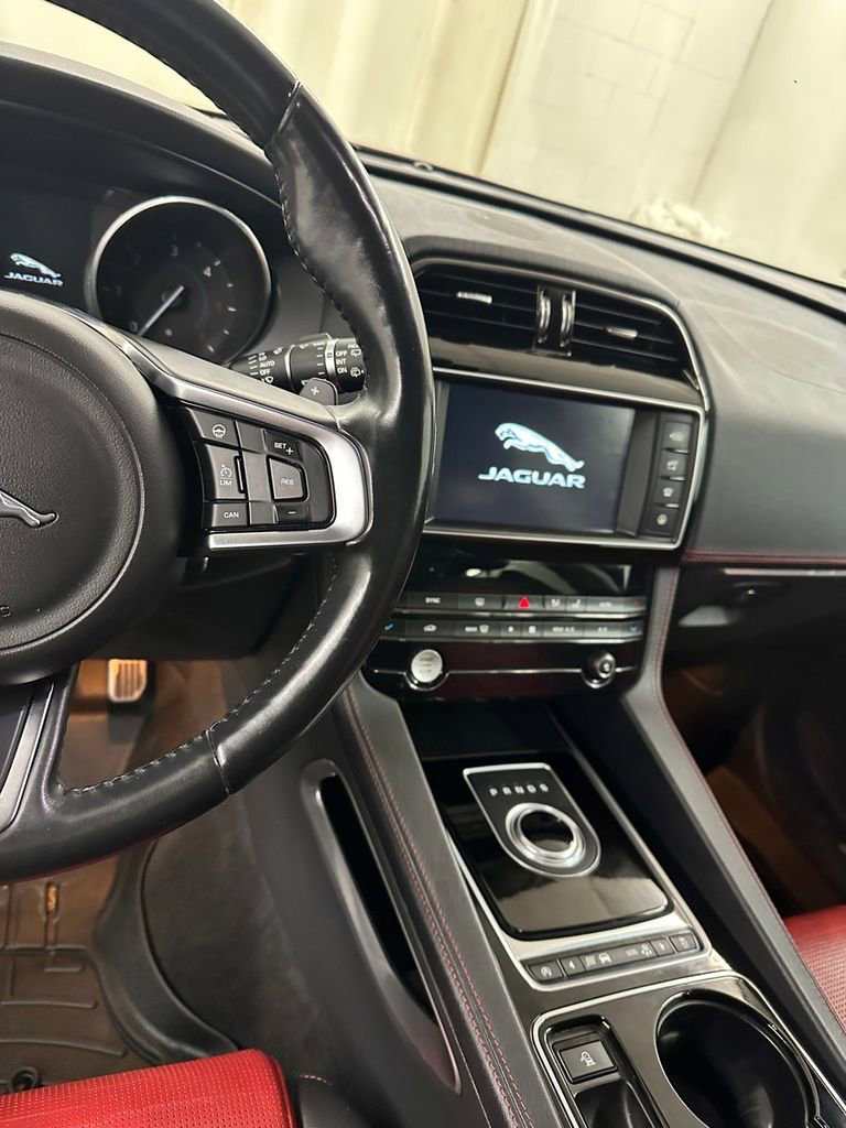 Used 2017 Jaguar F-PACE R-Sport image 17