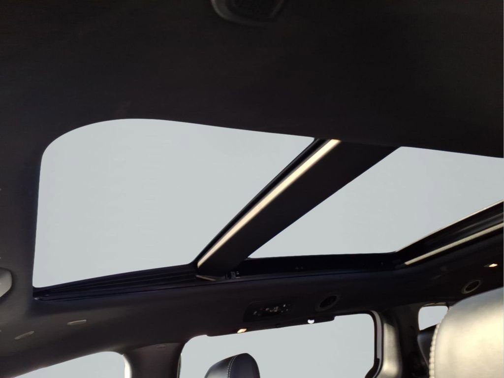 Used 2025 Chrysler Pacifica Limited image 26