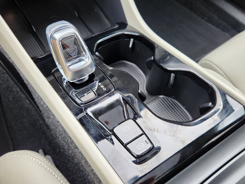 Certified 2025 Volvo XC40 B5 Plus AWD/4WD image 29