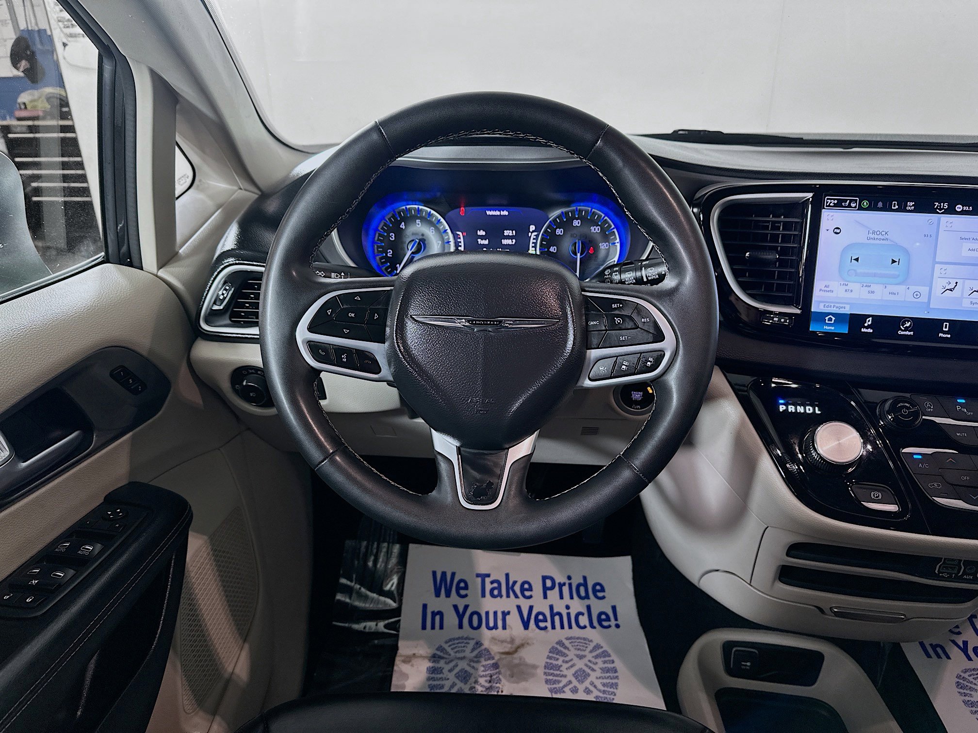 Used 2023 Chrysler Pacifica Touring-L FWD image 20