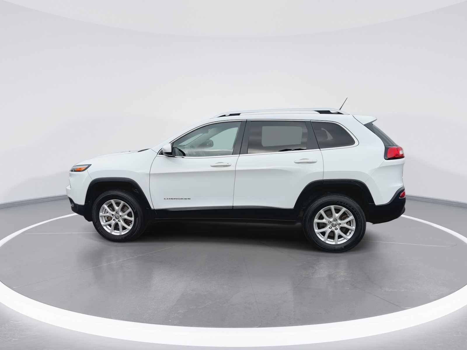 Used 2017 Jeep Cherokee Latitude AWD/4WD image 5