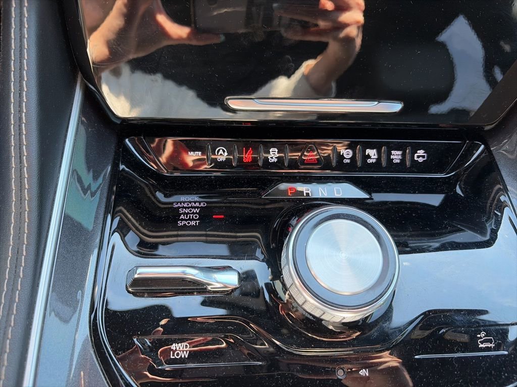 Used 2023 Jeep Wagoneer 4WD w/ Premium Group I image 21