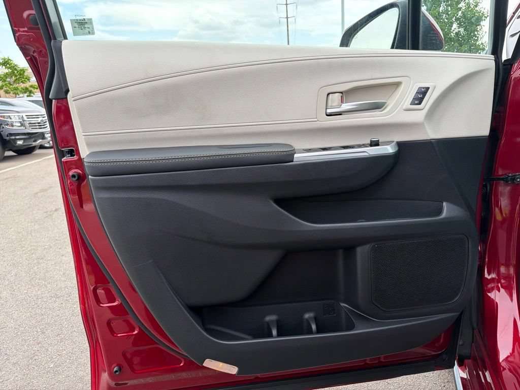 Used 2026 Toyota Sienna Limited FWD image 21