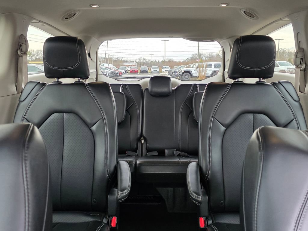 Used 2024 Chrysler Pacifica Touring-L image 28