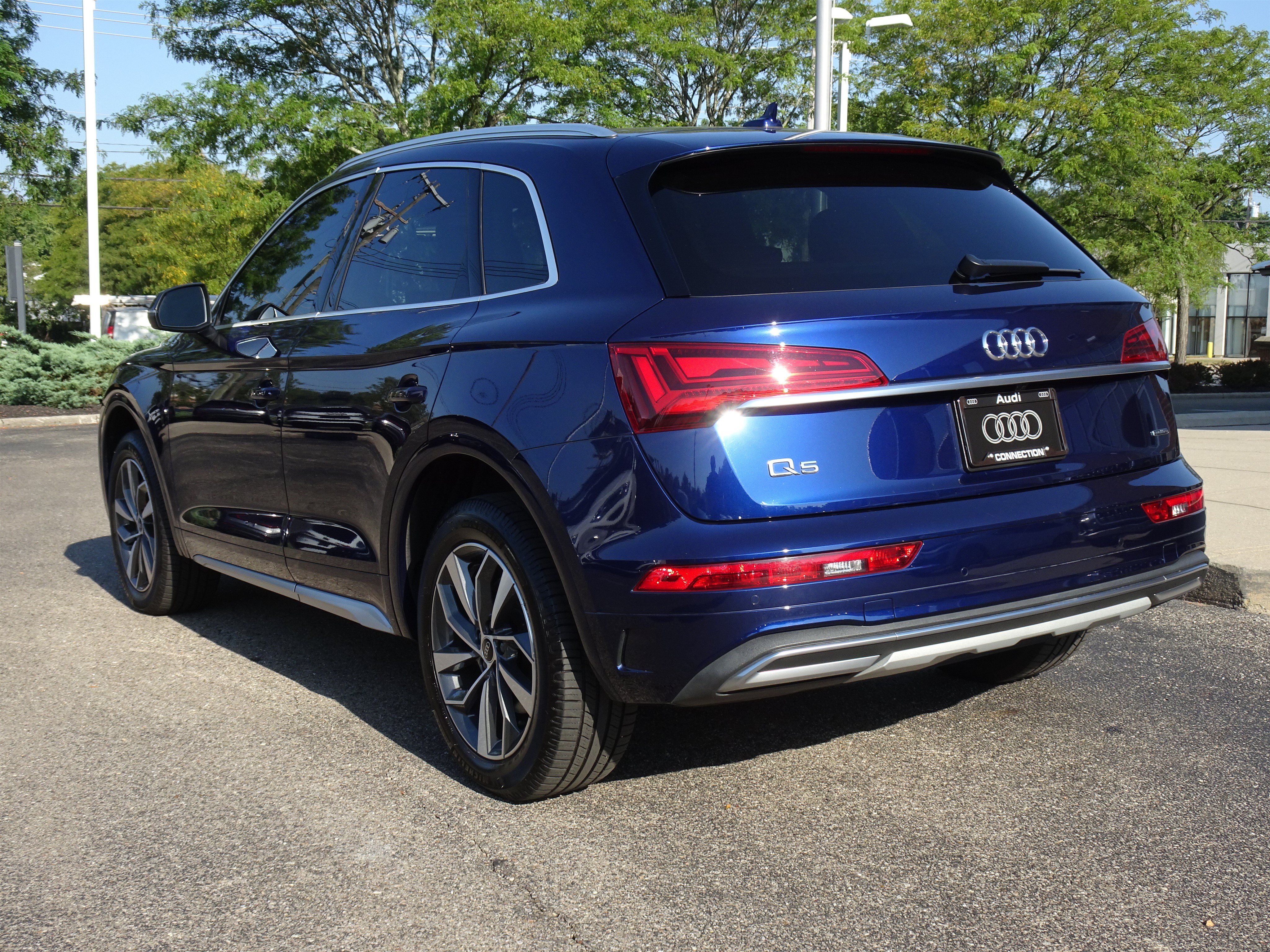Used 2021 Audi Q5 2.0T Premium Plus w/ Premium Plus Package AWD/4WD image 3