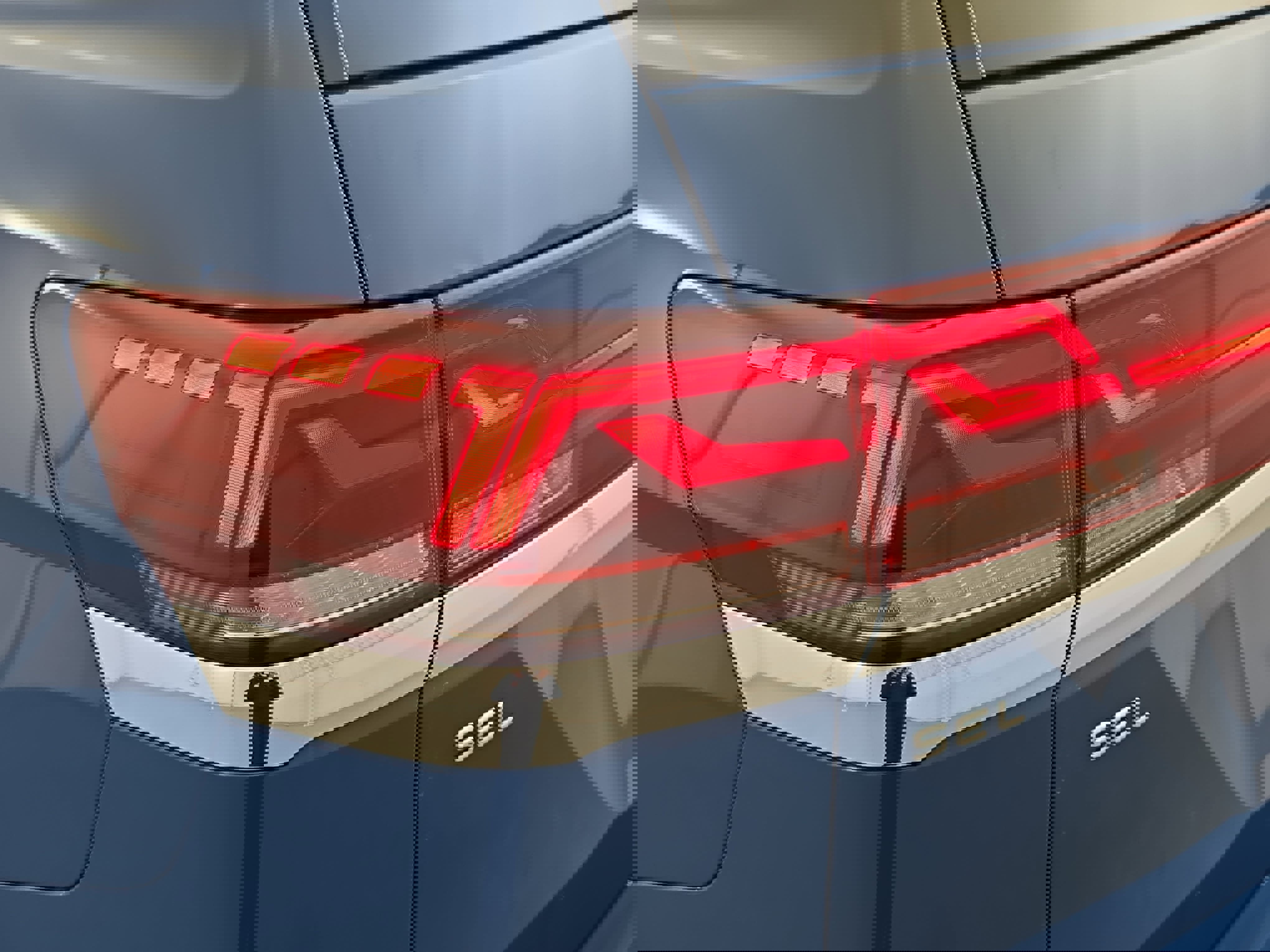 Certified 2025 Volkswagen Atlas SEL Premium R-Line image 36