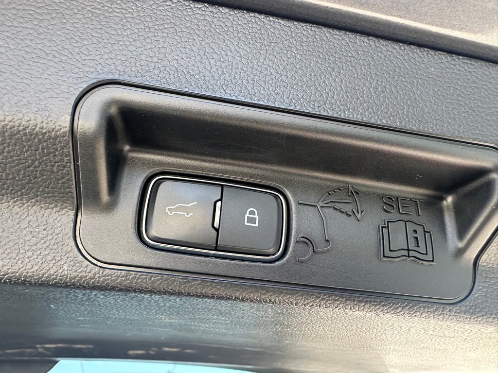 Used 2023 Ford Explorer Limited image 10