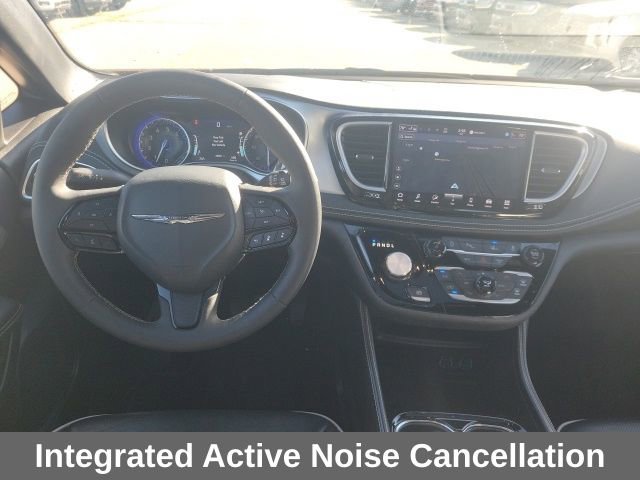 Used 2025 Chrysler Pacifica Limited image 4