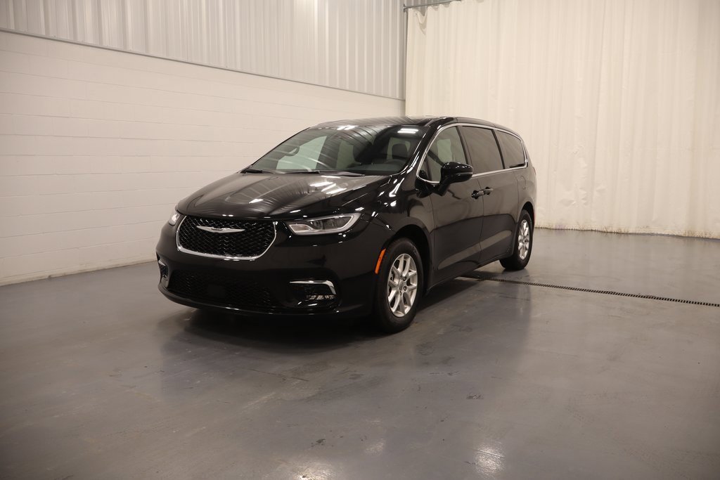 Used 2025 Chrysler Pacifica Select image 5